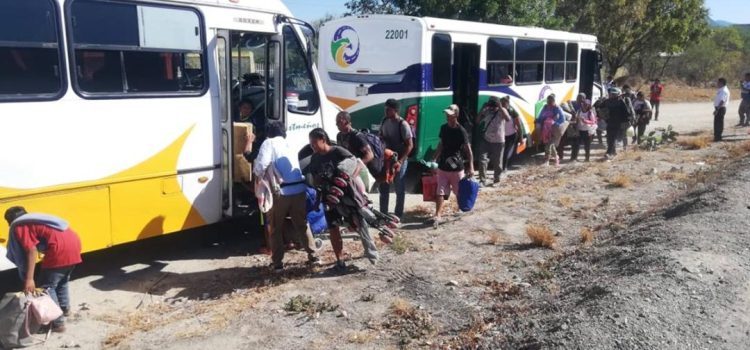 Detiene a 20 choferes de Oaxaca que trasladaron a migrantes de la caravana; los acusa de tráfico