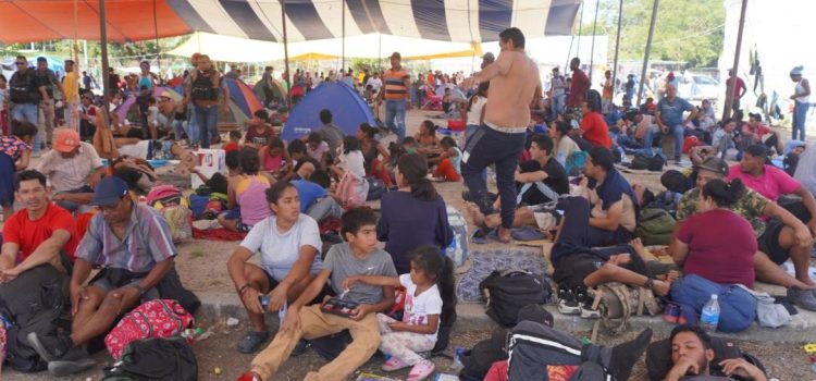 Vuelca camión con migrantes en Oaxaca y deja 10 heridos