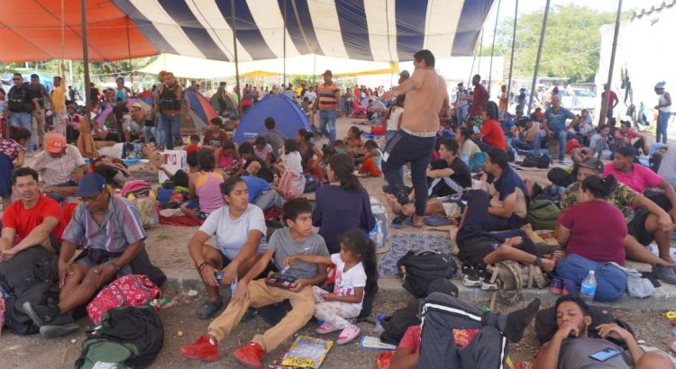 Vuelca camión con migrantes en Oaxaca y deja 10 heridos