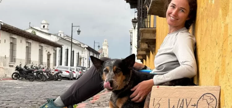 Lucy Barnard y su perro Wombat llegan a Oaxaca, su meta es caminar 13 países y lograr el récord Guinness