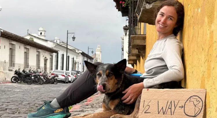 Lucy Barnard y su perro Wombat llegan a Oaxaca, su meta es caminar 13 países y lograr el récord Guinness