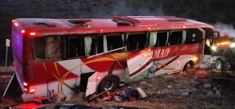 Accidente de autobús turístico en Oaxaca deja un saldo de 16 personas heridas