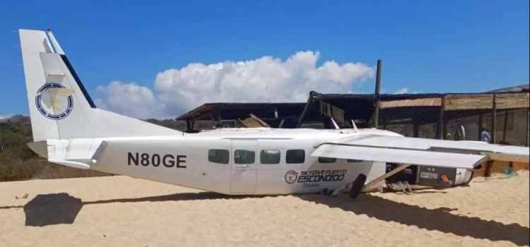 Se desploma avioneta en playa de Puerto Escondido; hay un muerto y 5 heridos