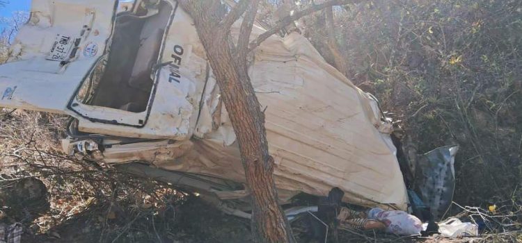 Mueren 4 en volcadura de camioneta de pasajeros en la Sierra Juárez de Oaxaca