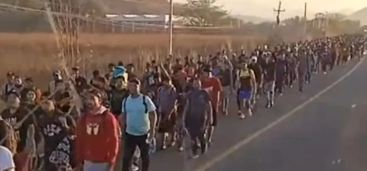 Llega a Oaxaca caravana de 700 migrantes y toma por sorpresa a autoridades