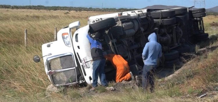 Vuelca tráiler en Oaxaca por fuertes vientos; alertan a pescadores por olas de 4 metros