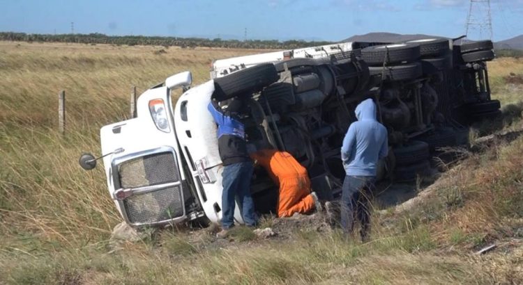 Vuelca tráiler en Oaxaca por fuertes vientos; alertan a pescadores por olas de 4 metros