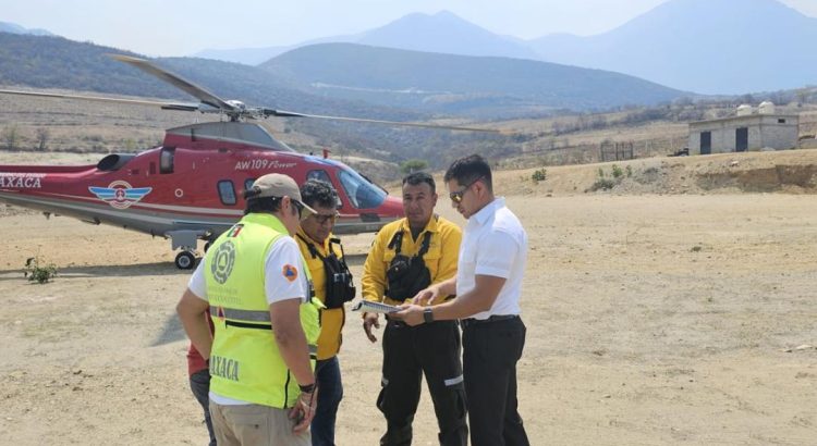 Inician sobrevuelos para atender incendio forestal en San Lucas Quiaviní, Oaxaca