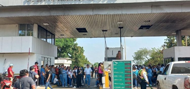 Piden empresarios de Tuxtepec quitar por la fuerza bloqueos en caseta entre Oaxaca y Veracruz