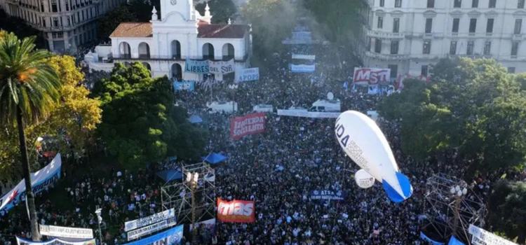 Marchan estudiantes argentinos contra recortes en universidades públicas