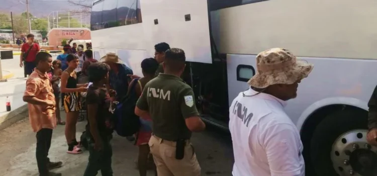 Migrantes que avanzaban por Oaxaca aceptan propuesta del INM para regularizar estancia