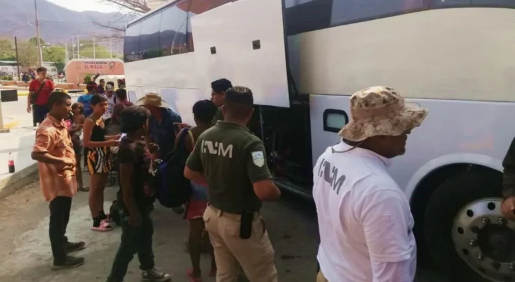 Migrantes que avanzaban por Oaxaca aceptan propuesta del INM para regularizar estancia