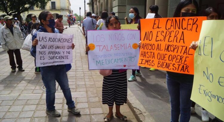 Protestan padres en Oaxaca por desabasto de medicamentos contra el cáncer en Hospital de la Niñez