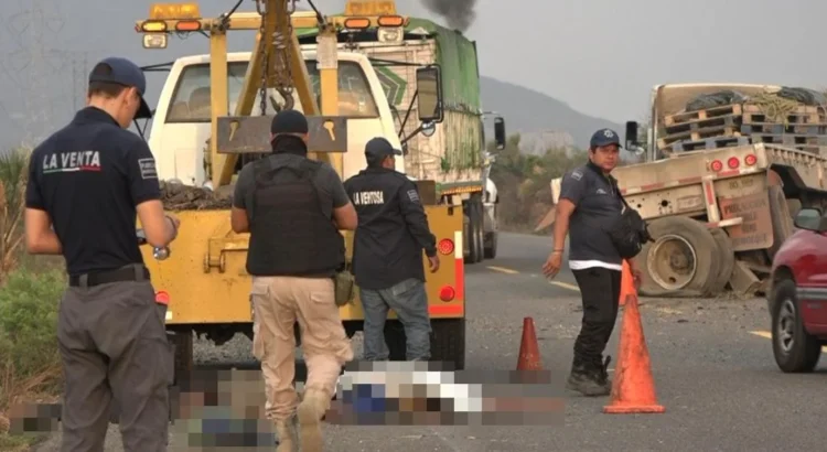 Tráiler atropella a 3 migrantes sobre carretera de Oaxaca; suman 9 muertos sólo este mes