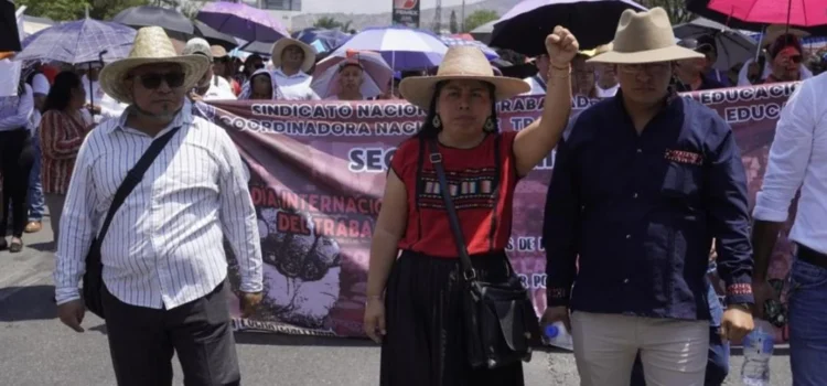 Marchan miles en Oaxaca por el Día del Trabajo; maestros de la Sección 22 anuncia paro indefinido