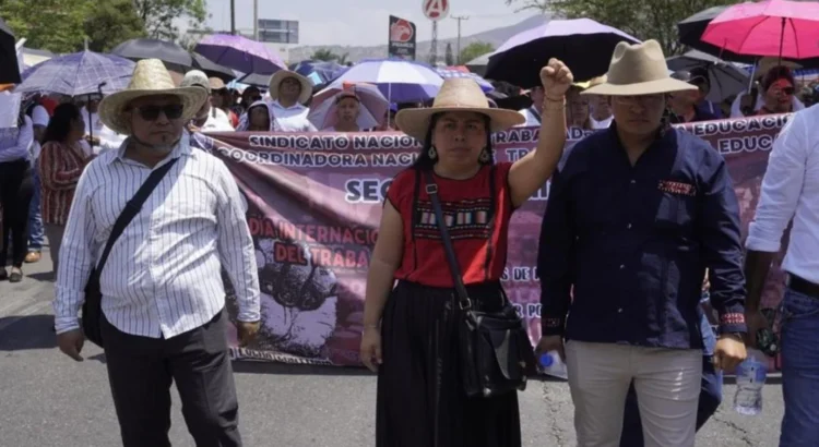 Marchan miles en Oaxaca por el Día del Trabajo; maestros de la Sección 22 anuncia paro indefinido