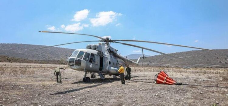 Llega helicóptero de Sedena para combatir fuego en Área Natural Protegida de Tepelmeme, en Oaxaca