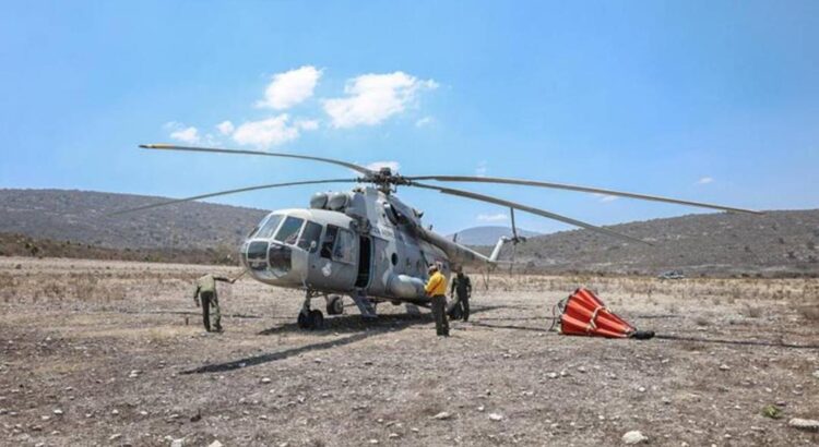 Llega helicóptero de Sedena para combatir fuego en Área Natural Protegida de Tepelmeme, en Oaxaca