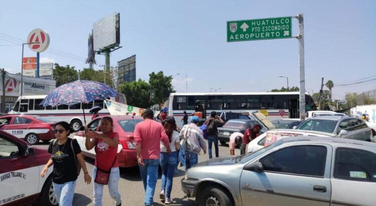 Cancelan 27 vuelos por bloqueo de la Sección 22 en Aeropuerto de Oaxaca
