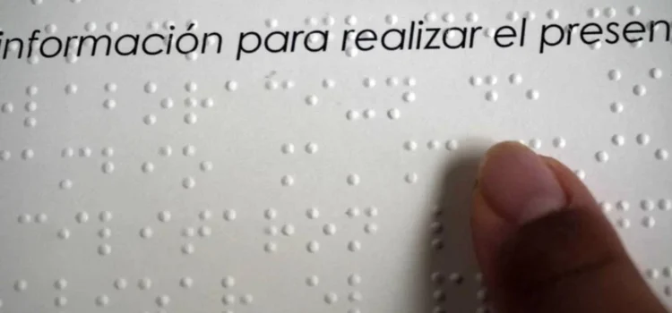 Presentan en Oaxaca la primera cartilla informativa sobre VIH elaborada en sistema braille