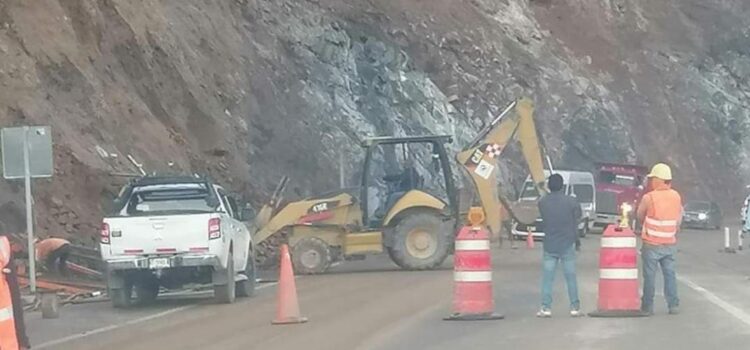 Carretera Oaxaca-Puerto Escondido sigue funcionando con un sólo carril tras daños por lluvias