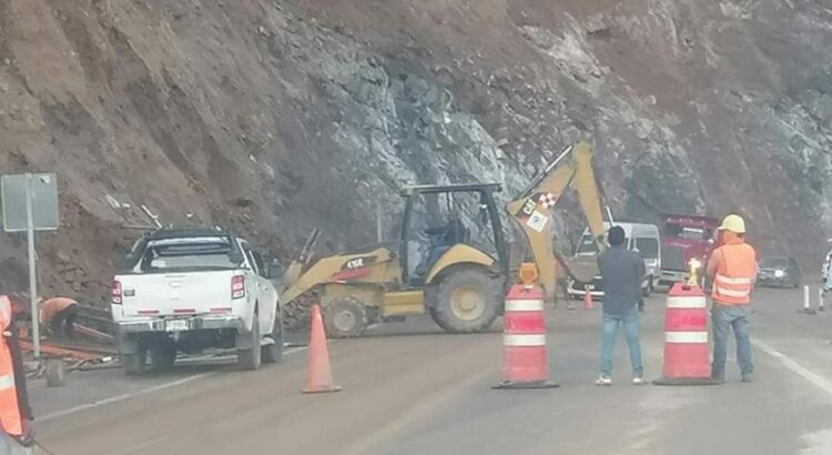 Carretera Oaxaca-Puerto Escondido sigue funcionando con un sólo carril tras daños por lluvias