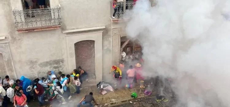 Deja 7 heridos explosión de pirotecnia durante desfile previo a la Guelaguetza