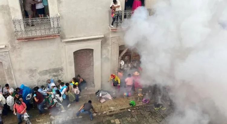 Deja 7 heridos explosión de pirotecnia durante desfile previo a la Guelaguetza