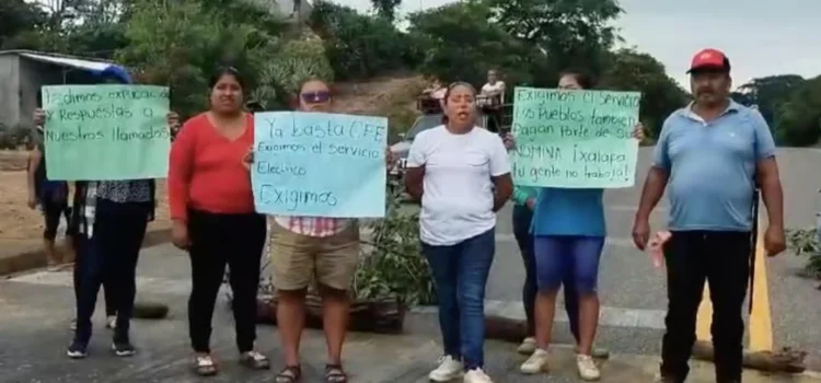 Por falta de energía eléctrica en comunidad de Oaxaca, bloquean carretera transístmica en el Istmo