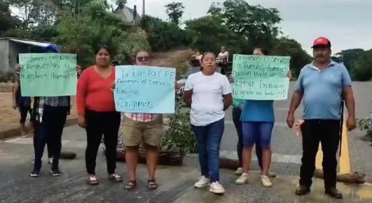 Por falta de energía eléctrica en comunidad de Oaxaca, bloquean carretera transístmica en el Istmo