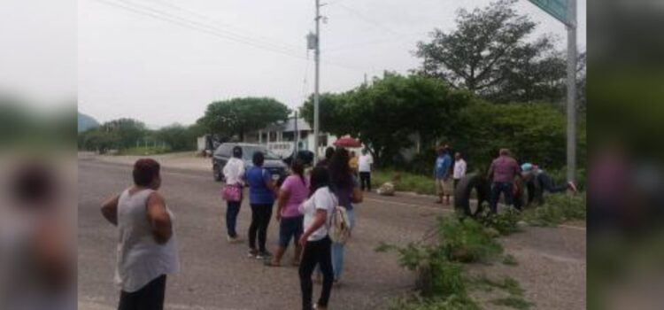 Docentes bloquean carretera 190 en Oaxaca para exigir entrega de apoyos para uniformes escolares