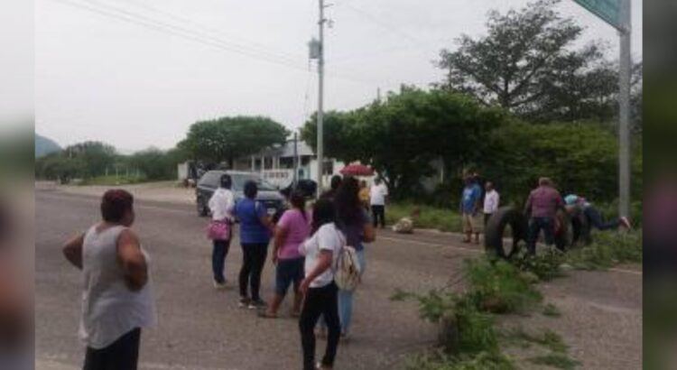 Docentes bloquean carretera 190 en Oaxaca para exigir entrega de apoyos para uniformes escolares