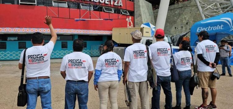 Periodistas de Oaxaca protestan en la Guelaguetza por agresión de funcionarios a fotógrafo