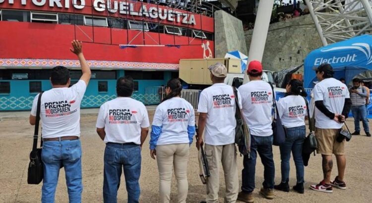 Periodistas de Oaxaca protestan en la Guelaguetza por agresión de funcionarios a fotógrafo