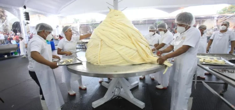 Reyes Etla, Oaxaca, se impone y gana el Récord Guinness al quesillo más grande del mundo