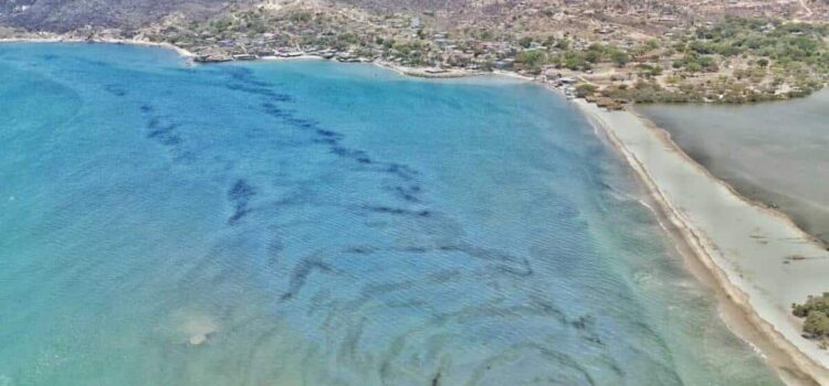 Advierten en Oaxaca fuerte derrame de hidrocarburo en mar de Salina Cruz