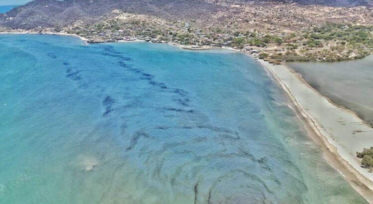 Advierten en Oaxaca fuerte derrame de hidrocarburo en mar de Salina Cruz