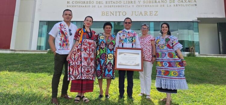 Entrega legislatura de Oaxaca reconocimiento a Héctor Hernández, el declamador de “Flor de Piña”