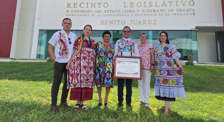 Entrega legislatura de Oaxaca reconocimiento a Héctor Hernández, el declamador de “Flor de Piña”