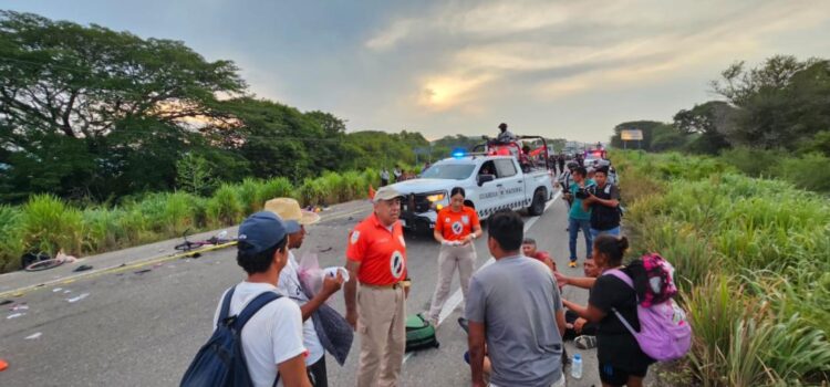 Piden dar visas humanitarias a sobrevivientes tras accidente en Oaxaca que dejó 3 migrantes muertos