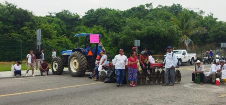 Suspenden vuelos en el aeropuerto de Huatulco, Oaxaca, por protestas de campesinos