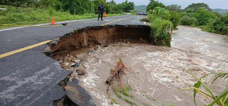 Alertan en la Costa de Oaxaca por desborde del Río Verde; incomunicadas localidades de Jamiltepec