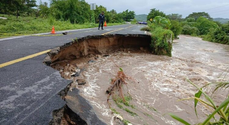 Alertan en la Costa de Oaxaca por desborde del Río Verde; incomunicadas localidades de Jamiltepec