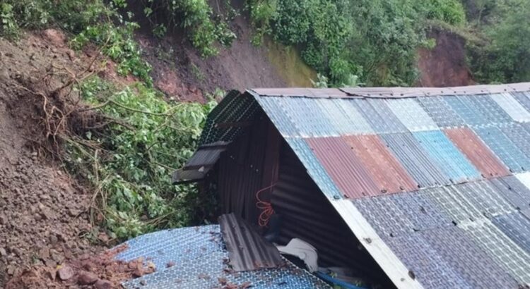 Lluvias arrasan con viviendas en Chicahuaxtla, Oaxaca