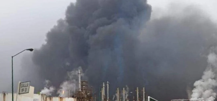 Incendio en refinería de Pemex cubre con enormes columnas de humo a Salina Cruz, Oaxaca