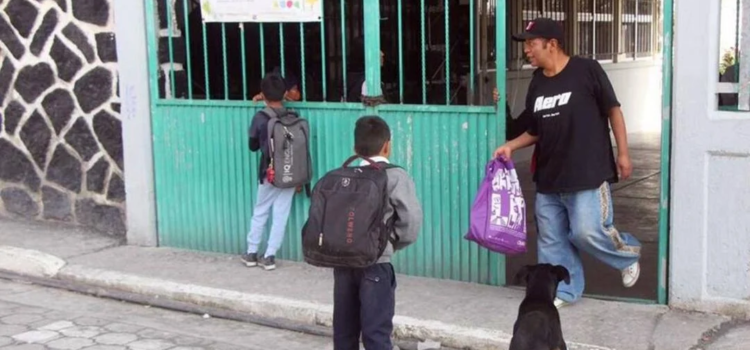 Ante alerta por formación de ciclón, 4 municipios de la Costa de Oaxaca suspenden clases