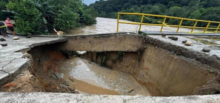 Colapsa por lluvias puente en Jalapa de Díaz; deja 5 pueblos indígenas de Oaxaca incomunicados