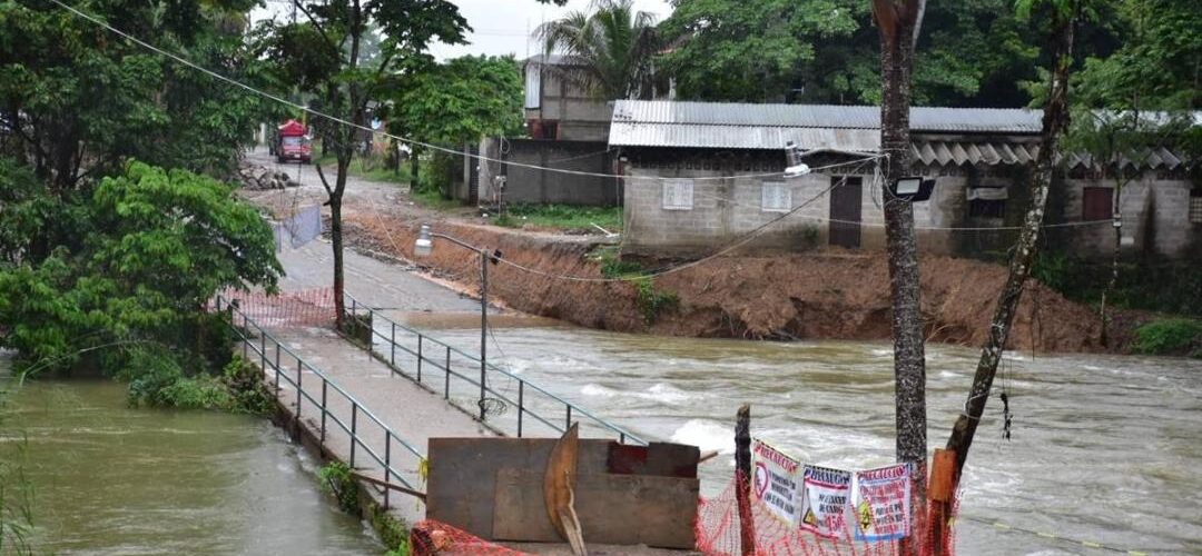 Se inunda puente recién inaugurado que conecta a Tuxtepec con la ciudad de Oaxaca