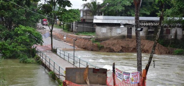 Se inunda puente recién inaugurado que conecta a Tuxtepec con la ciudad de Oaxaca