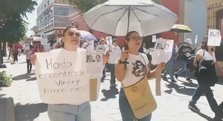 Marchan en Oaxaca para exigir la aparición con vida de la joven enfermera Judith Toledo